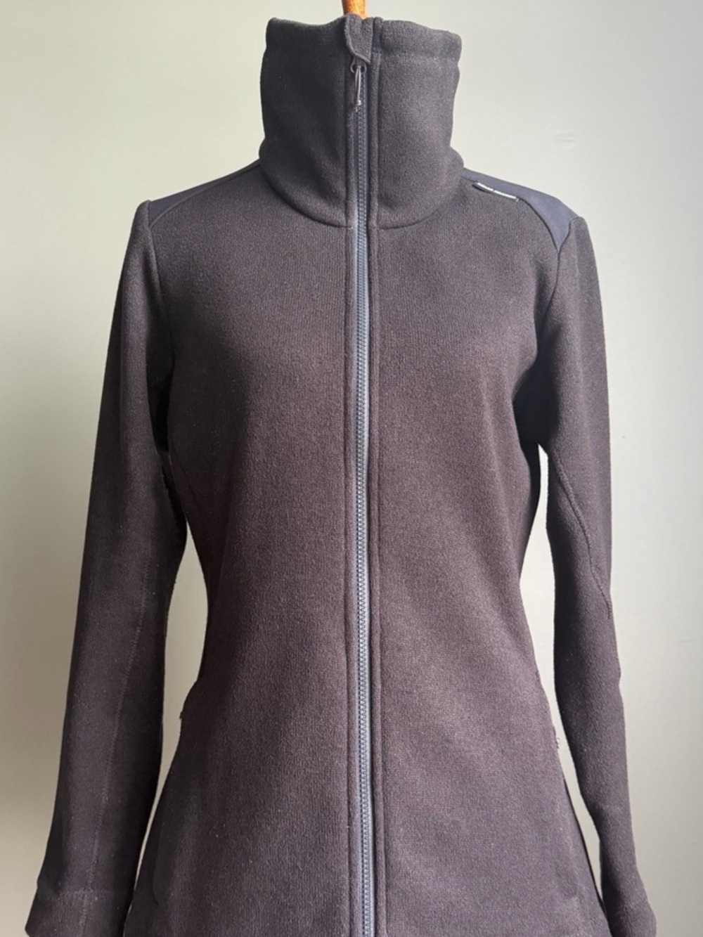 Helly Hansen Women's Fleece Jacket with funnel neck. Black, Size Large.